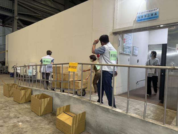 將 檔案分為掉落壓壞、全部水 損、部分水損、未受損四類， 裝箱後搬運出庫房，放置於載 運工具上，由安全維護組運至隨機關庫房交付善後組進行後續處理。