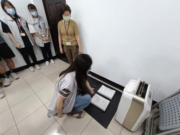 安全維護組負責將檔案運回 局本部隨機關庫房，再由善後組接 手，並進行乾燥、修復作業。