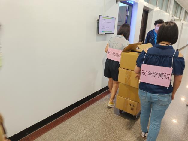安全維護組負責將檔案運回 局本部隨機關庫房，再由善後組接 手，並進行乾燥、修復作業。