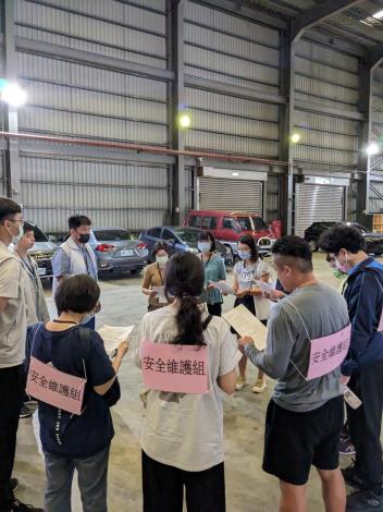 葉辦事員怡欣說明分工情形(安全維護組、搬運組、善後組)