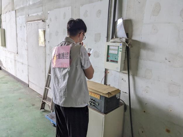 外庫房出差人員現場廣播，請人 員盡速至空曠安全地方避難。