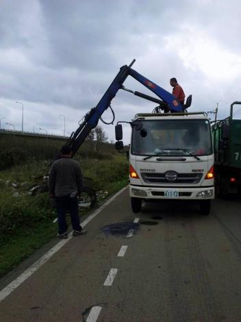 環保局全力偵辦林務局大園單車道旁林地遭棄廢棄物