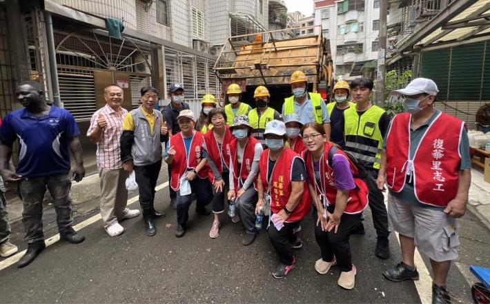 桃市府聯手甘比亞志工清出近7公噸垃圾 共同改善中壢囤積資收戶居家環境(共4張)