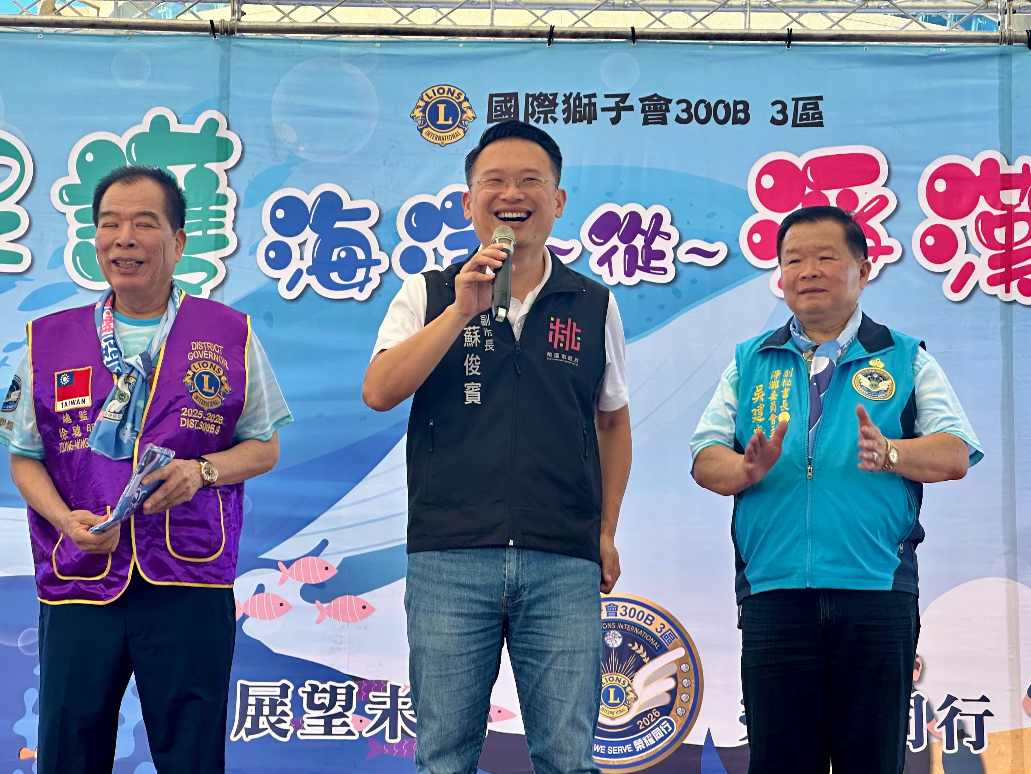 大園千人淨灘 蘇俊賓親子協力是最佳環境教育(共3張)