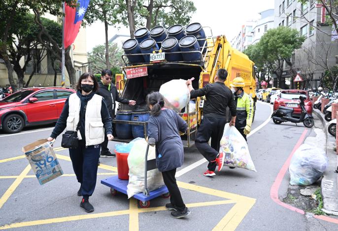 1. 桃園市邀請市民運用盈餘時間整理居家環境，並請將清出之垃圾妥善包紮交付循線垃圾車(共4張)