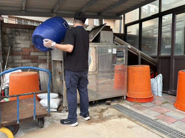 桃市府7月1日起率先補助餐飲、團膳業者 購置商用廚餘機， 最高補助20萬元(共5張)