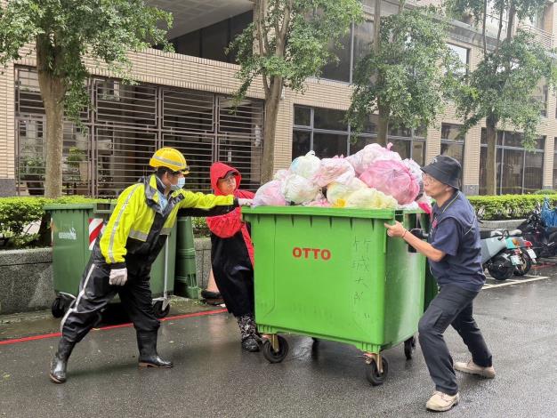 「巴威」颱風過境 桃園環保局全體動員恢復市容 並籲民眾落實巡倒清刷防登革熱(共5張)