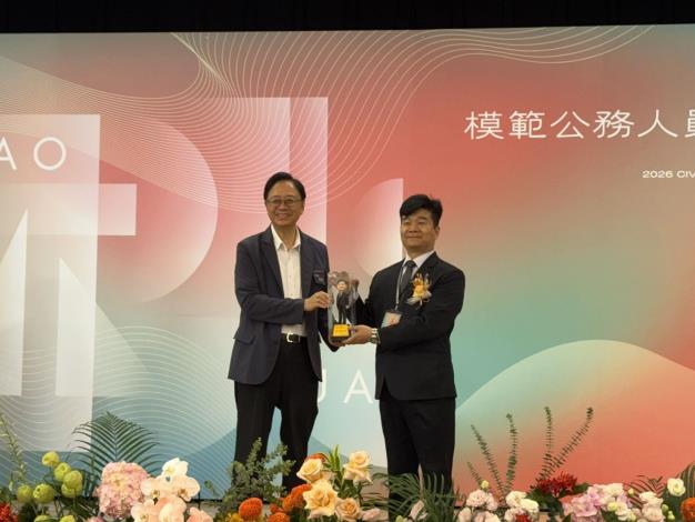 24小時守護桃園的不夜微光！環保局稽查科長謝宏松榮獲模範公務員 用溫柔執法換來城市的寧靜與清新(共3張)