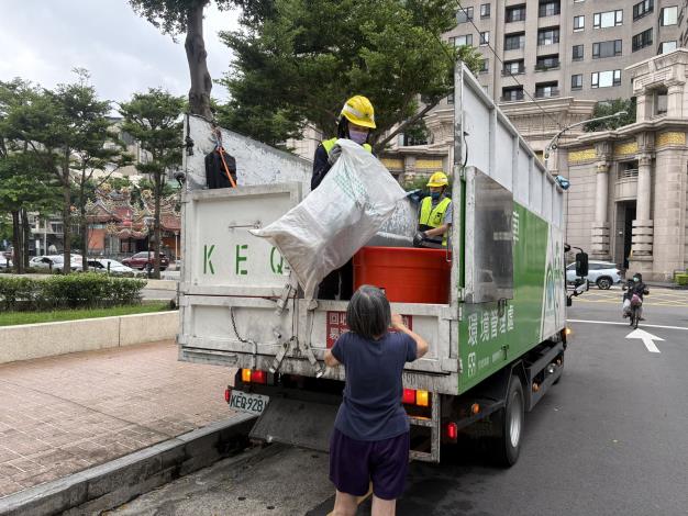 秋節團圓到歡慶十月連假 垃圾車穿梭巷弄照常收運 環保局推過節減量新時尚 隨手做分類護守家園更乾淨(共3張)