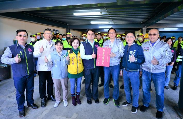 初四提早開工收垃圾 張市長為清潔隊員加油打氣1