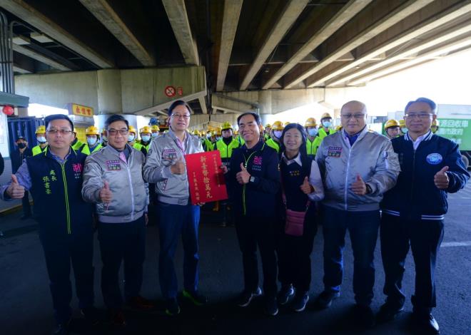 初四提早開工收垃圾 張市長為清潔隊員加油打氣2