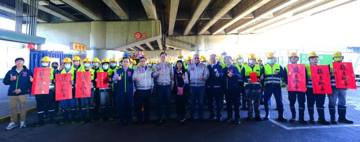 初四提早開工收垃圾 張市長為清潔隊員加油打氣3