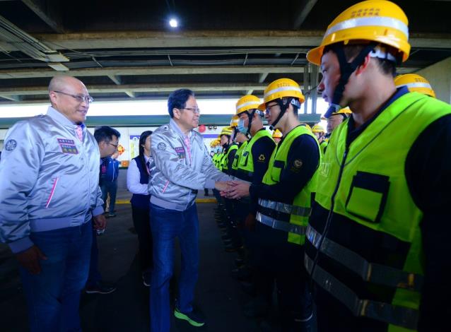 初四提早開工收垃圾 張市長為清潔隊員加油打氣4