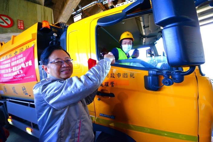 初四提早開工收垃圾 張市長為清潔隊員加油打氣5