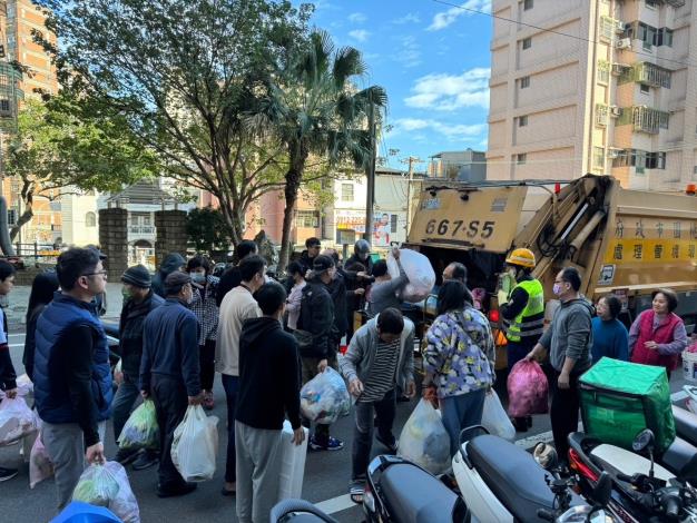 初四提早開工收垃圾 張市長為清潔隊員加油打氣6