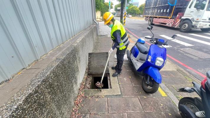 山陀兒颱風當前 環保局動員整備加強道路側溝清淤4