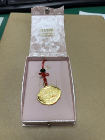 楊梅清潔隊員拾金不昧歸還金鎖片 環管處籲清運前檢查與分類避免財物損失1