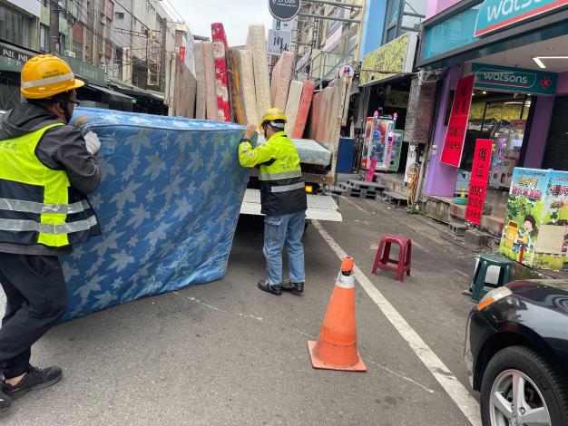 3. 家戶如有大型廢棄家俱(事業廢棄物除外)需收運，請致電各區中隊登記安排清運