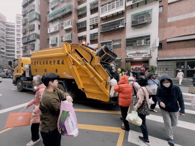 桃園清潔隊服務不打烊　228連假收運正常 分類落實守護隊員安全(共4張)