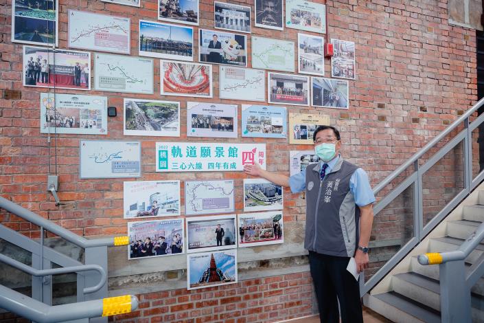 黃治峯秘書長與軌道願景館四周年慶的成果展合影