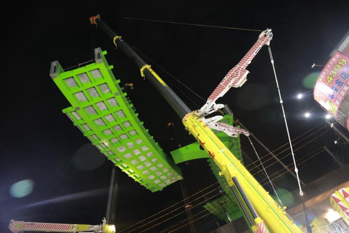 桃園綠線捷運施工團隊深夜吊裝跨高鐵鋼U型梁1