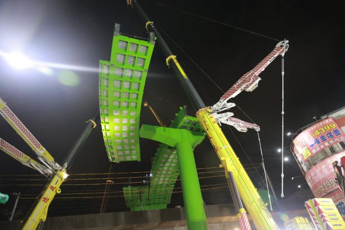 桃園綠線捷運施工團隊深夜吊裝跨高鐵鋼U型梁2