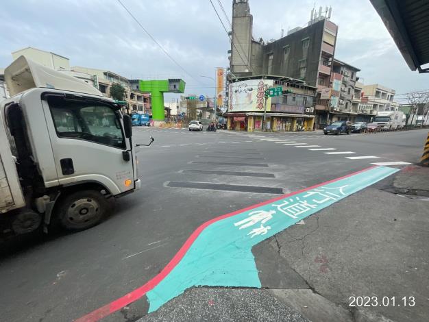南崁路二段與富國路口，改善斜交路口行人穿越線