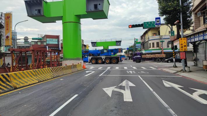 南崁路二段與富國路、長興路四段路口往大園方向圍籬退縮，增設左轉車道