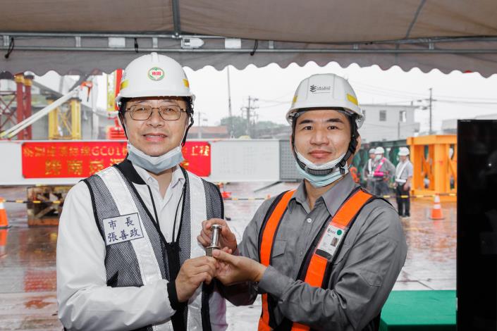 市長授予合龍螺栓予施工代表