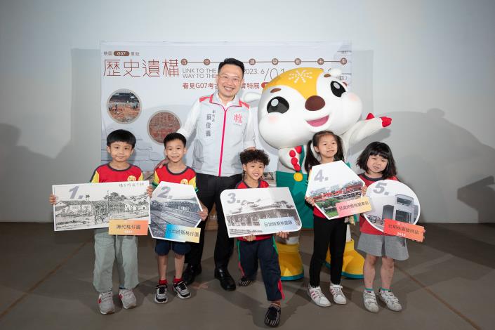 蘇副市長與持五代同堂手拿牌的小朋友合影