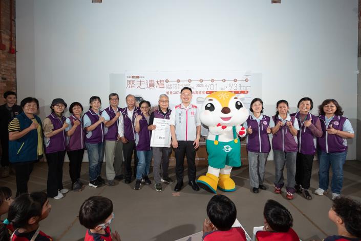 蘇副市長與文資種籽志工老師們合影