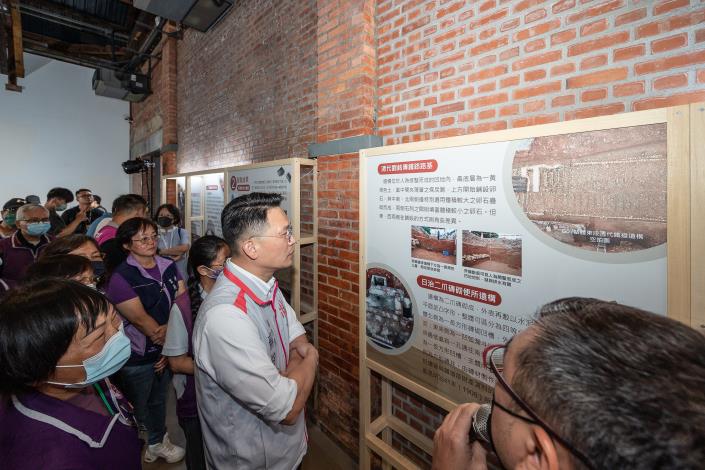 蘇副市長與貴賓們聆聽考古教育特展導覽解說