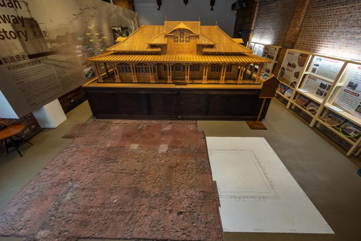 軌道願景館展出1:5的大型考古挖掘照片與館內原本展示的桃園驛模型相互對照