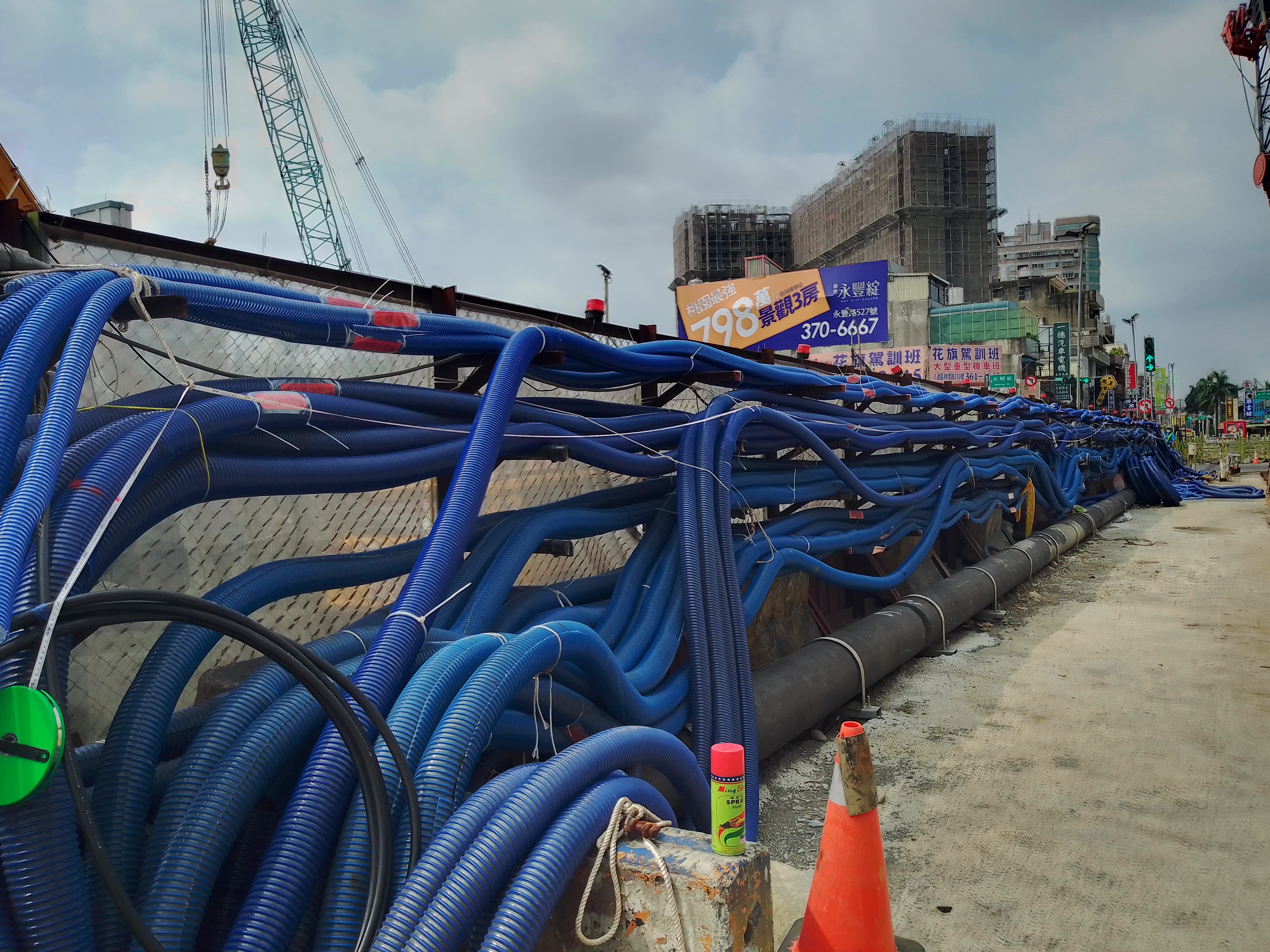 桃園區介壽路捷運綠線於道路中央施工,車道改行駛道路二側