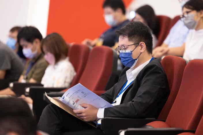 與會投資人專注聆聽