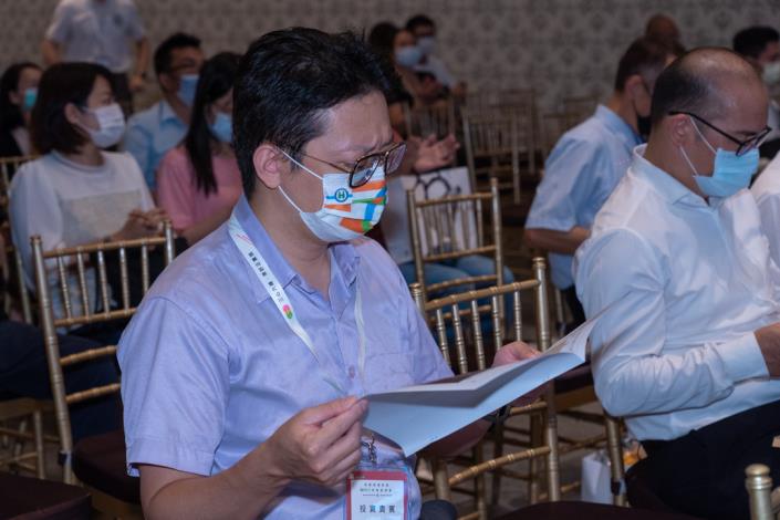 與會投資人專注聆聽