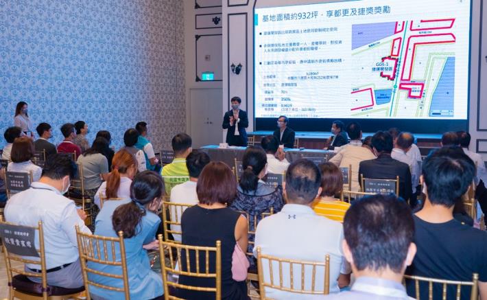 桃園捷運工程局土地開發科黃一翔科長答覆現場投資人提問