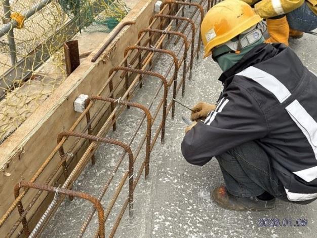 崁下橋東側護欄鋼筋綁紮