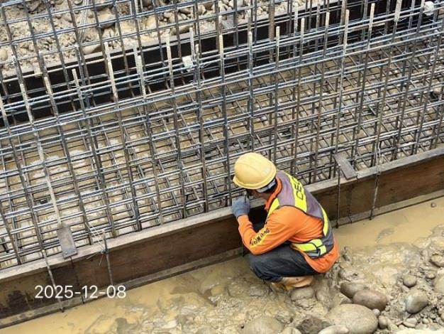 雨水箱涵牆身模板組立