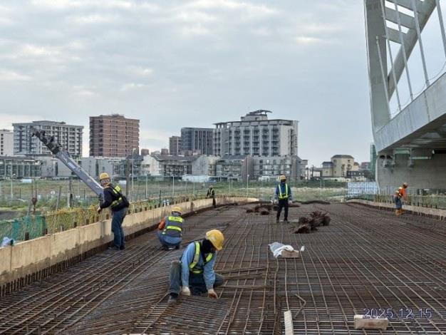 崁下橋崁下橋東側橋面版鋼筋綁紮作業