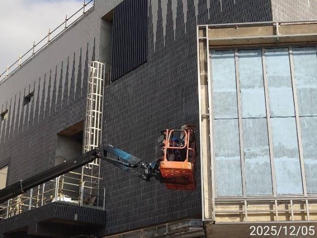 G13車站出入口雨遮骨架施作