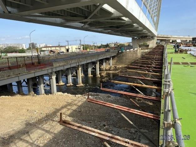 崁下橋橋面版三角托架安裝