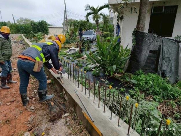 G13車站出入口景觀擋土牆新增築矮牆鋼筋加工及植筋施作