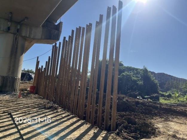 雨水箱涵鋼軌樁打設