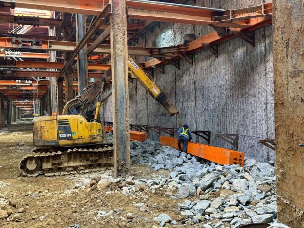 G04儲車軌三階支撐圍令吊裝