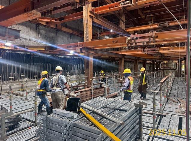 G06站穿堂層結構版重架搭設