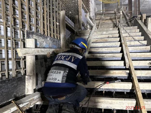 G09_站B4F樓梯施作