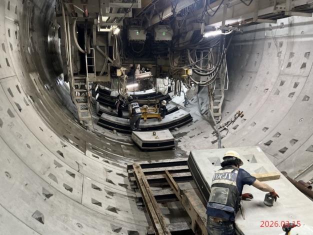 潛盾隧道_中圓上行線掘進作業-環片吊運(G09~G08)