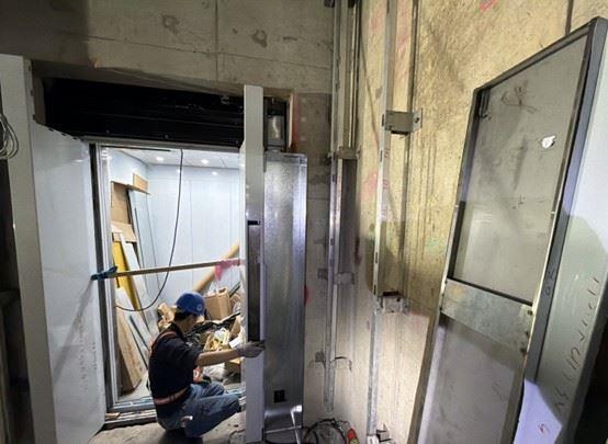 G11站2號電梯大框安裝作業