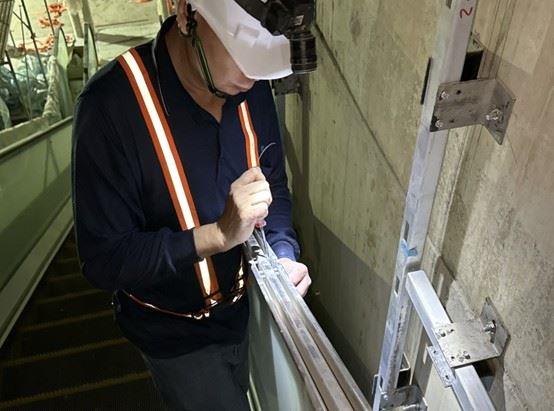 G11站5、6號電扶梯扶手軌道安裝作業